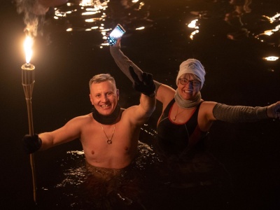 Weszli do wody z pochodniami a później nadciągnęła prawdziwa zima. Na to czekały Radomskie Morsy!