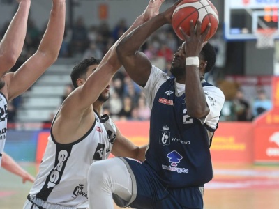 Wyrównane derby Warszawy dla Dzików