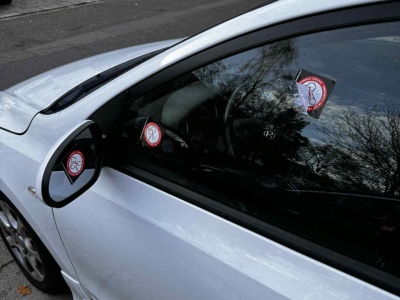 Ktoś obkleił mu samochód naklejkami 