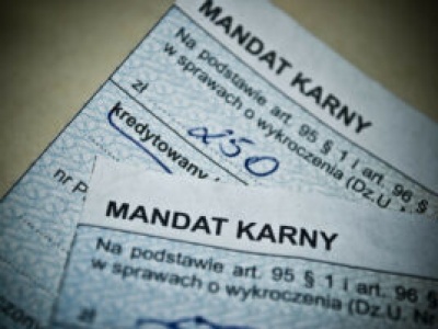 Mandat za prędkość to był pikuś. Kierowca autobusu rzucił policji 200 zł!