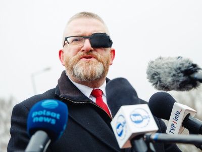 Skandaliczne słowa Brauna. Żurek o stanowczych działaniach, Czarzasty potępia i podtrzymuje zakaz