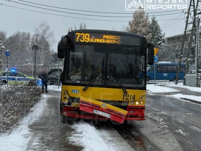Kierujący Audi wymusił na rondzie pierwszeństwo i uderzył w autobus miejski