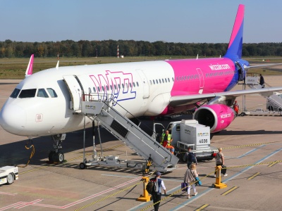 Sceny jak z filmu na lotnisku w Kolonii. Pasażerowie Wizz Aira wbiegli na płytę i gonili odlatujący samolot