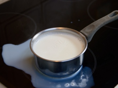 Mleko ciągle kipi z garnka? Zrób to, a zapomnisz o problemie