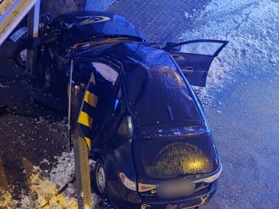 Na osiedlowej uliczce przesadził z prędkością. Subaru uderzyło w słup