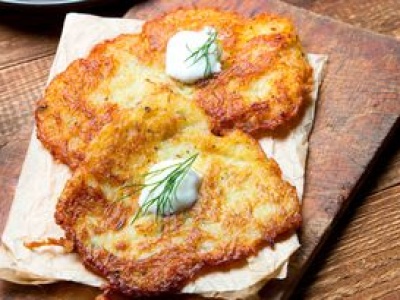 Nie musisz dodawać mąki do placków ziemniaczanych. Inny składnik decyduje o sukcesie