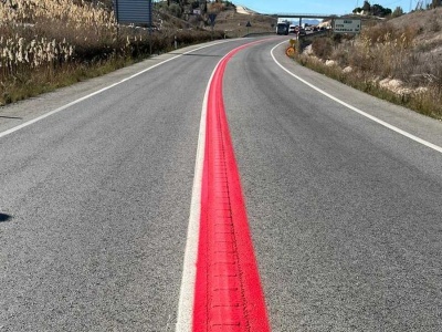 Czerwona linia na drodze. Kierowcy łamią przepisy, więc władze sięgnęły po nowy kolor