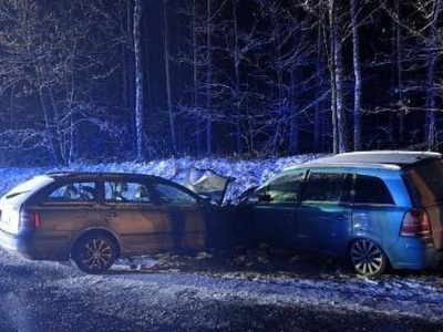 7 osób rannych, w tym 4 dzieci. Czołowe zderzenie na Mazowszu