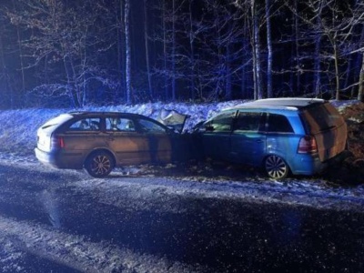 Czołowe zderzenie aut w regionie. Czworo dzieci w szpitalu, jest więcej rannych