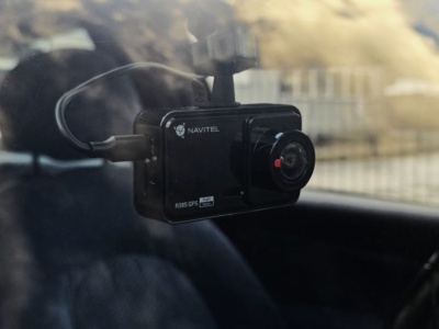 Tania kamera samochodowa? Navitel R385 GPS to dobra propozycja