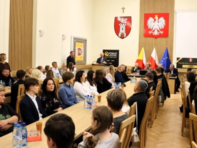 Powiat Częstochowski nagrodził najzdolniejszych uczniów. 70 młodych laureatów wyróżnionych za wybitne osiągnięcia