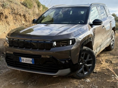 Jeep Compass urósł i dostał najmniejszy silnik w historii. Czy to może działać?