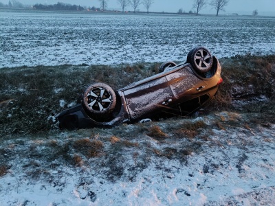 Dachowanie i dwa auta w rowie pod Strzegomiem