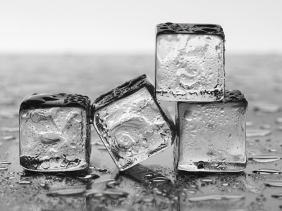 Kwantowe symulacje odkrywają tajemnice lodu. Naukowcy rozpracowali procesy molekularne