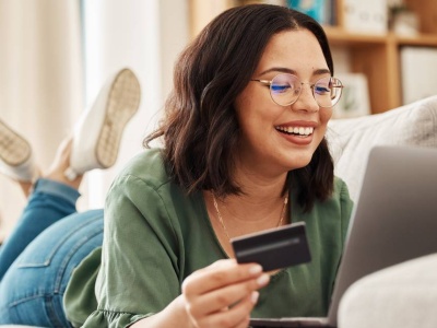 Domowe kino wygrywa z modą – elektronika królową listopadowych zakupów