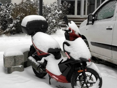 Motorowerzysta z sądowym zakazem zatrzymany w zimowej aurze