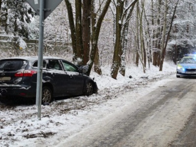 Ślisko i niebezpiecznie na niektórych drogach w Piotrkowie. Auto z dziećmi uderzyło w drzewo