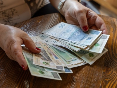 Aż 2 przelewy w grudniu. Tych seniorów ZUS może zaskoczyć