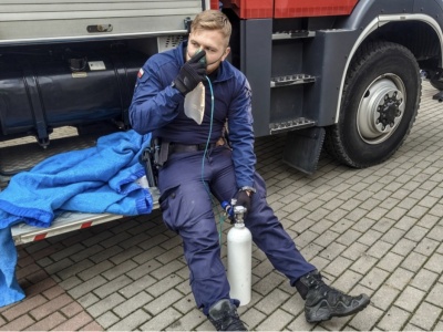 Kamienica w ogniu. Policjanci ratowali mieszkańców