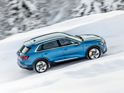 Jazda na śliskiej nawierzchni. Czego nie robić, jeśli nie chcesz być gwiazdą nagłówków