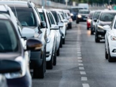 Od 1 stycznia 2026 rząd podnosi podatki dla aut spalinowych. Oto kto zapłaci najwięcej