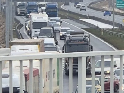 Trasa S5 pod Wrocławiem zablokowana. Bus zderzył się z solarką