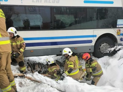 Autobus z ponad 30 pasażerami wjechał do rowu. Akcja trwała kilka godzin