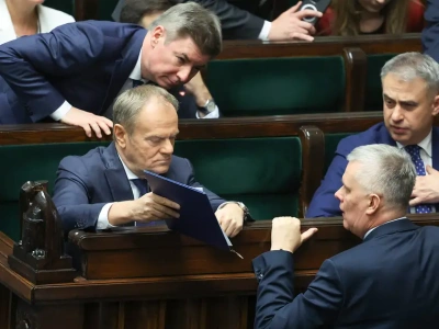 Polityczna ofensywa Tuska – gra przenosi się na pole prawicy