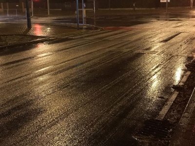 Gołoledź spodziewana w wielu regionach kraju. Uważajcie na drogach