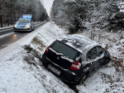 Opady śniegu utrudniły jazdę. Dwa auta wylądowały w rowie w powiecie tarnogórskim