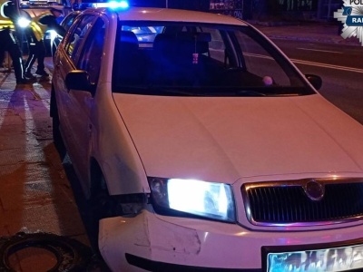 Nietrzeźwy kierowca z zakazem jazdy spowodował kolizje, brat znieważył policjantów