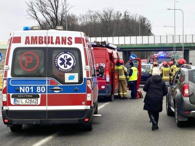 Kobieta wymusiła pierwszeństwo na DW519. Toyota zderzyła się z dacią