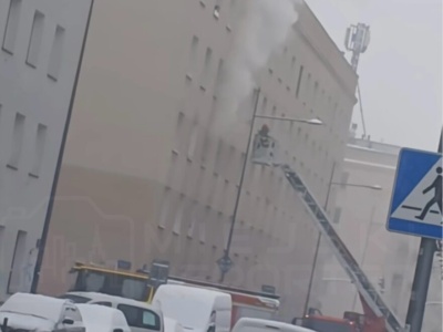 Pożar mieszkania na Grochowie. Z ogniem walczyły 4 zastępy straży pożarnej