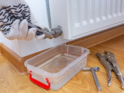 Odpowietrzanie grzejnika w sezonie grzewczym. Instrukcja krok po kroku. Nie popełnij tego błędu