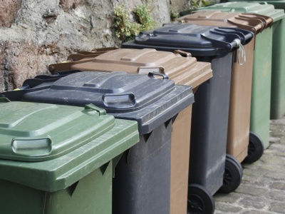 Koniec z wożeniem ubrań do PSZOK. Nowe pojemniki przy śmietnikach od 1 stycznia 2026 r.