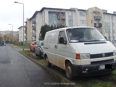 Ludzie listy piszą… Niszczenie zieleni – samochody na trawnikach