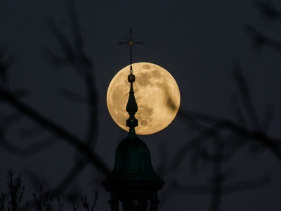 Planeta, dzięki której powstał Księżyc, była z naszej okolicy