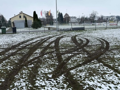 Jest „pierwszy bałwan” tej zimy. Przyjechał driftować na boisko, zniszczył murawę