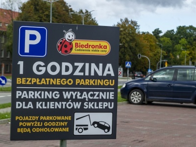 Biedronka wprowadza nowe zasady na parkingach. Koniec z biletomatami