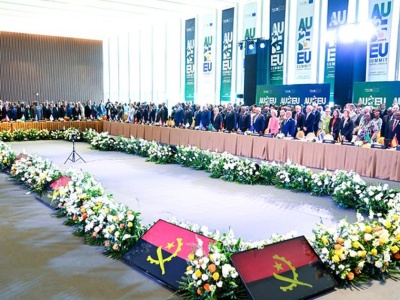 UE przy Ukrainie, ale czeka na USA