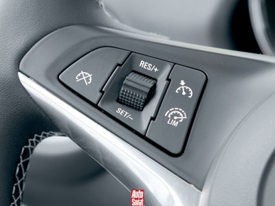 Czy tempomat zwiększa zużycie paliwa? Odpowiedź jest zaskakująca. To zależy