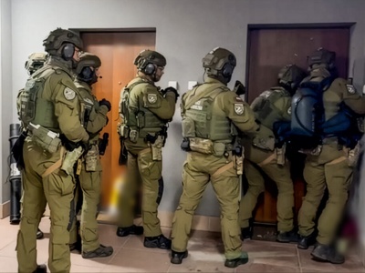 Służby zatrzymały 14 osób powiązanych ze środowiskiem pseudokibiców. Zatrzymani podejrzani są o przemyt narkotyków, brutalne pobicia i pranie pieniędzy