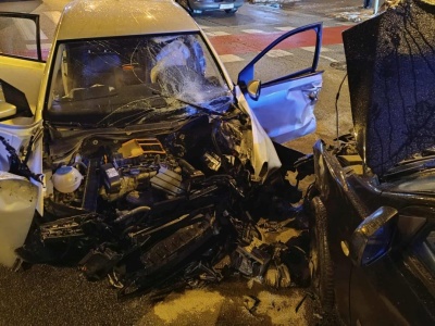 Poważny wypadek na rondzie przy zamku w Lublinie. Jedna osoba była zakleszczona w pojeździe