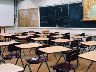 Kraków: dyrektor liceum zawieszony przez władze miasta. Oskarżono go zmuszanie ucznia do „golenia głowy”