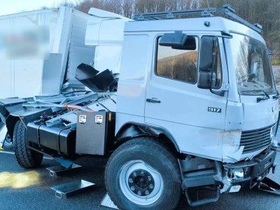 Klasyczny Mercedes-Benz LK rozbity tuż po remoncie – najechanie na wyprawówkę