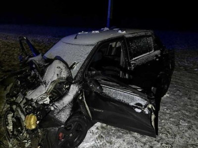 Czołowe zderzenie dwóch aut. Trzy osoby ranne. Pasażerka znajduje się w ciężkim stanie