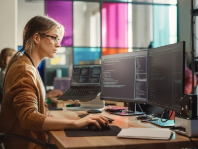 Juniorzy lawinowo tracą szansę na pracę, nie tylko w IT. „To pierwszy tak silny dowód na to, że AI wycina dolne szczeble kariery”