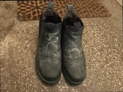 Buty  zniszczone przez sól? Ten prosty trik uratuje je w jedną noc! Solne zacieki znikną