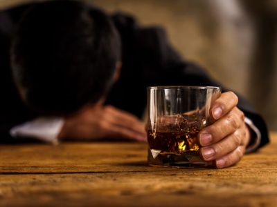 Między dwoma światami. Emigracja, samotność i alkohol