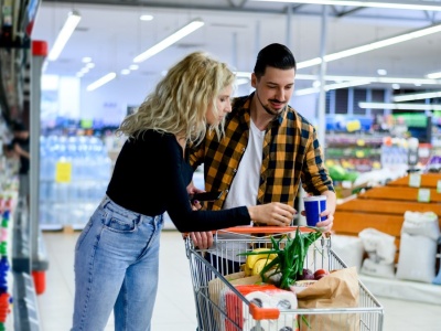 Polacy nie wiedzą, co kupić w Black Friday. Coraz częściej pytają o to AI